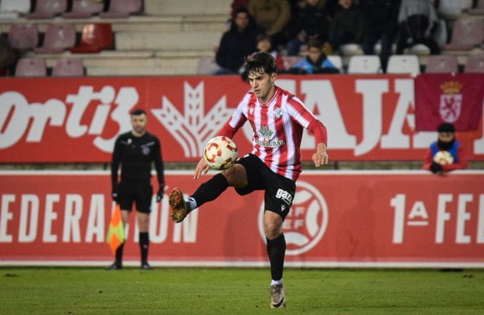 Guillermo Macho controla el balón en un partido en el Ruta de la Plata.