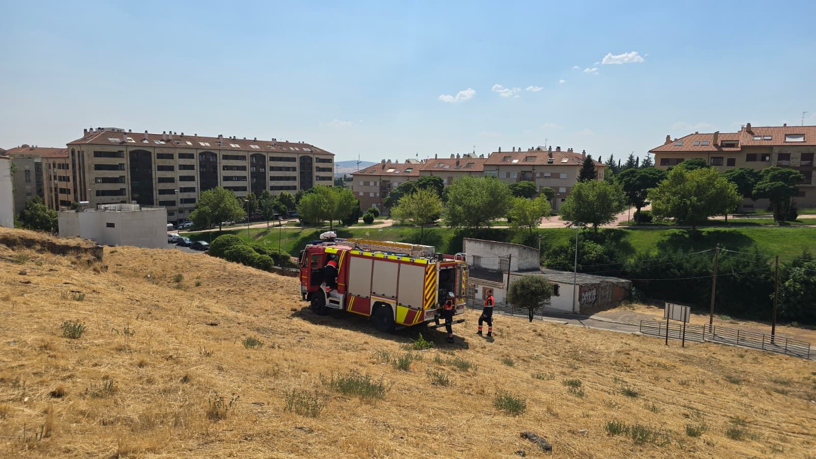 Incendio de pasto en un solar de la calle Teso Buenavista