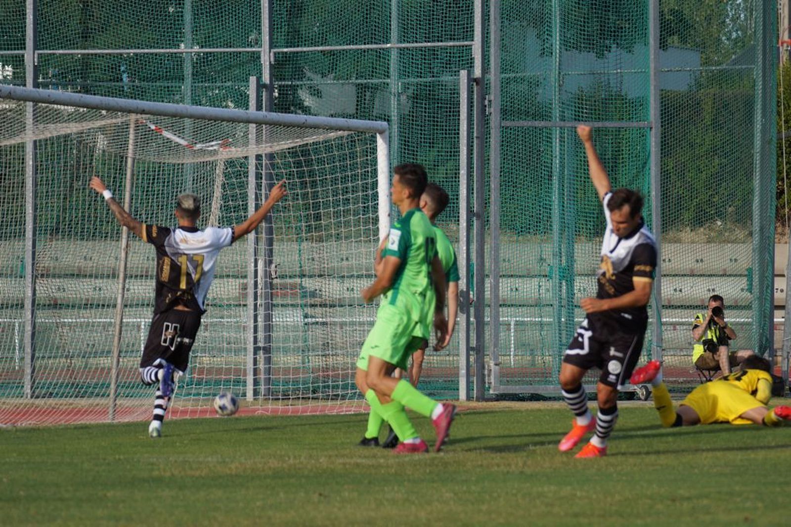 Pablo Espina, puño en alto, celebra el 2-0 ante el Leganés B / FOTO: SALAMANCA24HORAS.COM.