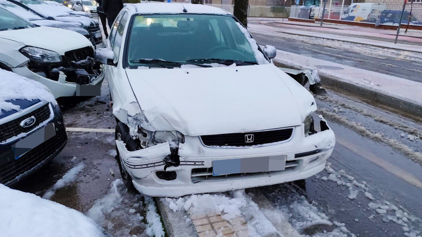 Un coche robado en Salamanca choca contra dos vehículos estacionados en Carbajosa