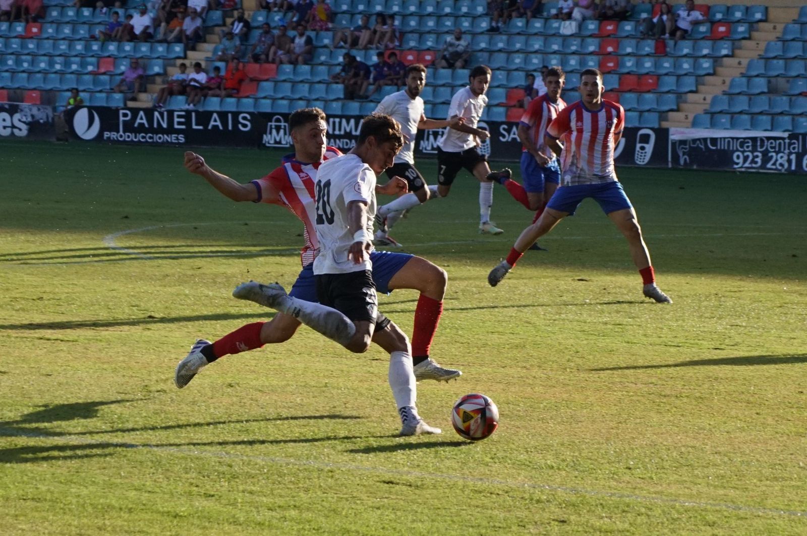 Caramelo dispara ante el Atlético Bembibre | FOTO JUANES