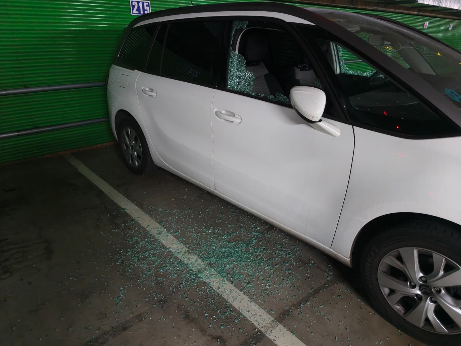 Saquean doce coches de madrugada en el parking de la avenida de Portugal