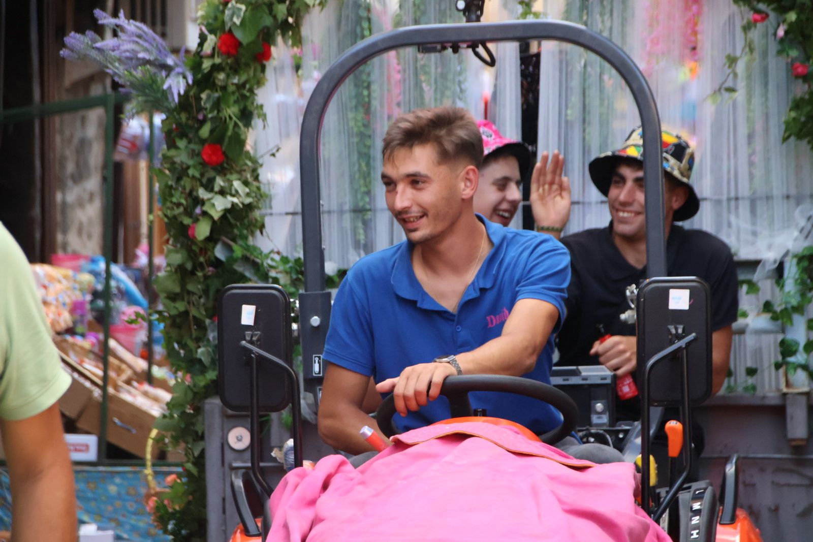 San Esteban de la Sierra, desfile de carrozas y disfraces