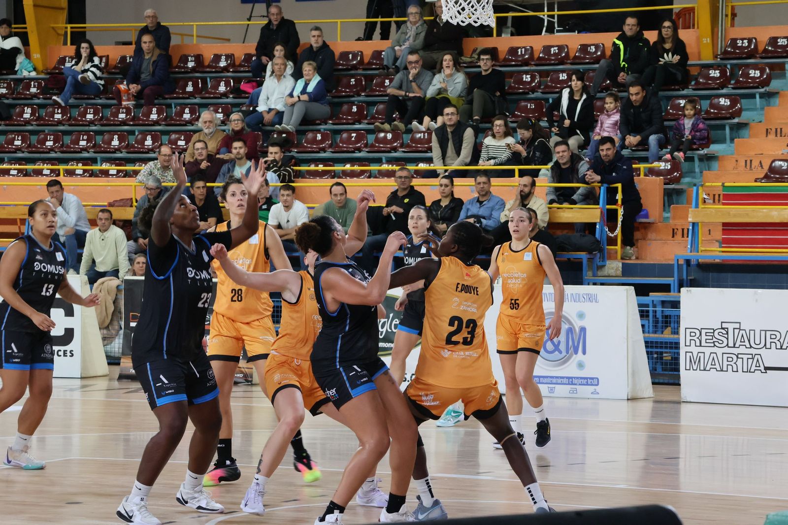 GALERÍA | Encuentro muy ajustado entre el Zamarat y el Domusa Teknik