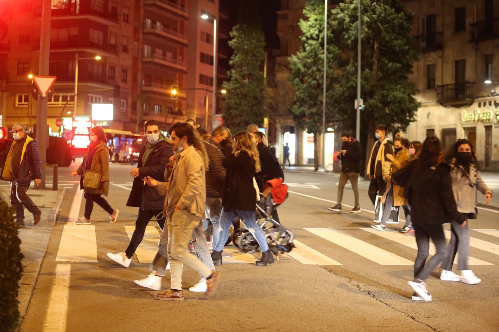 GALERÍA | Lenta recogida de los salmantinos pasada la hora del toque de queda