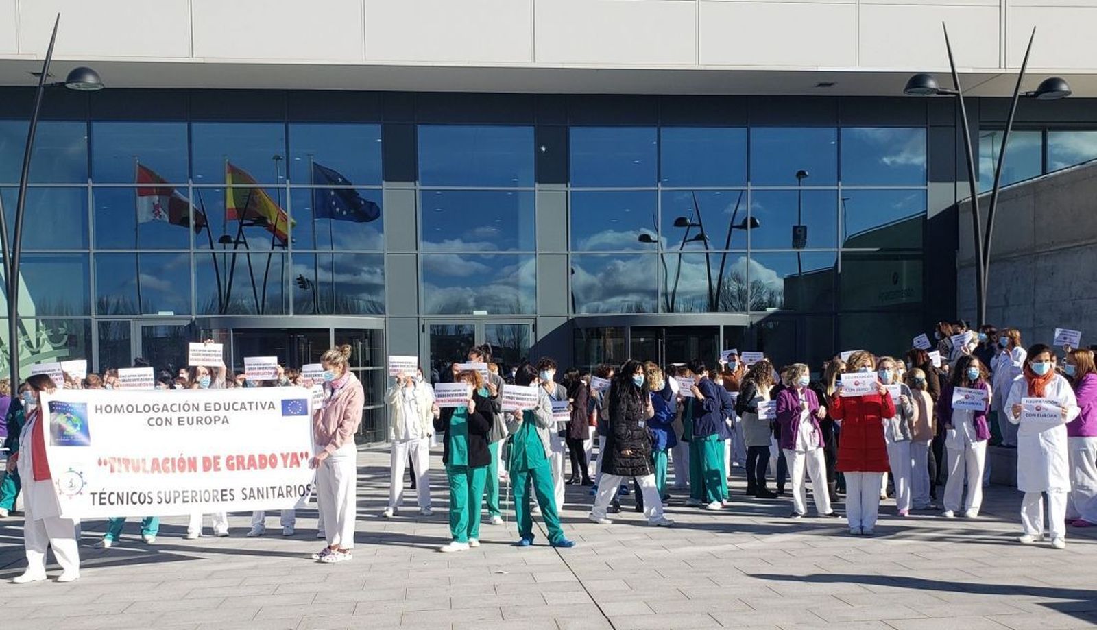 Concentración de los sanitarios a las puertas del Hospital de Salamanca | Foto: S24H