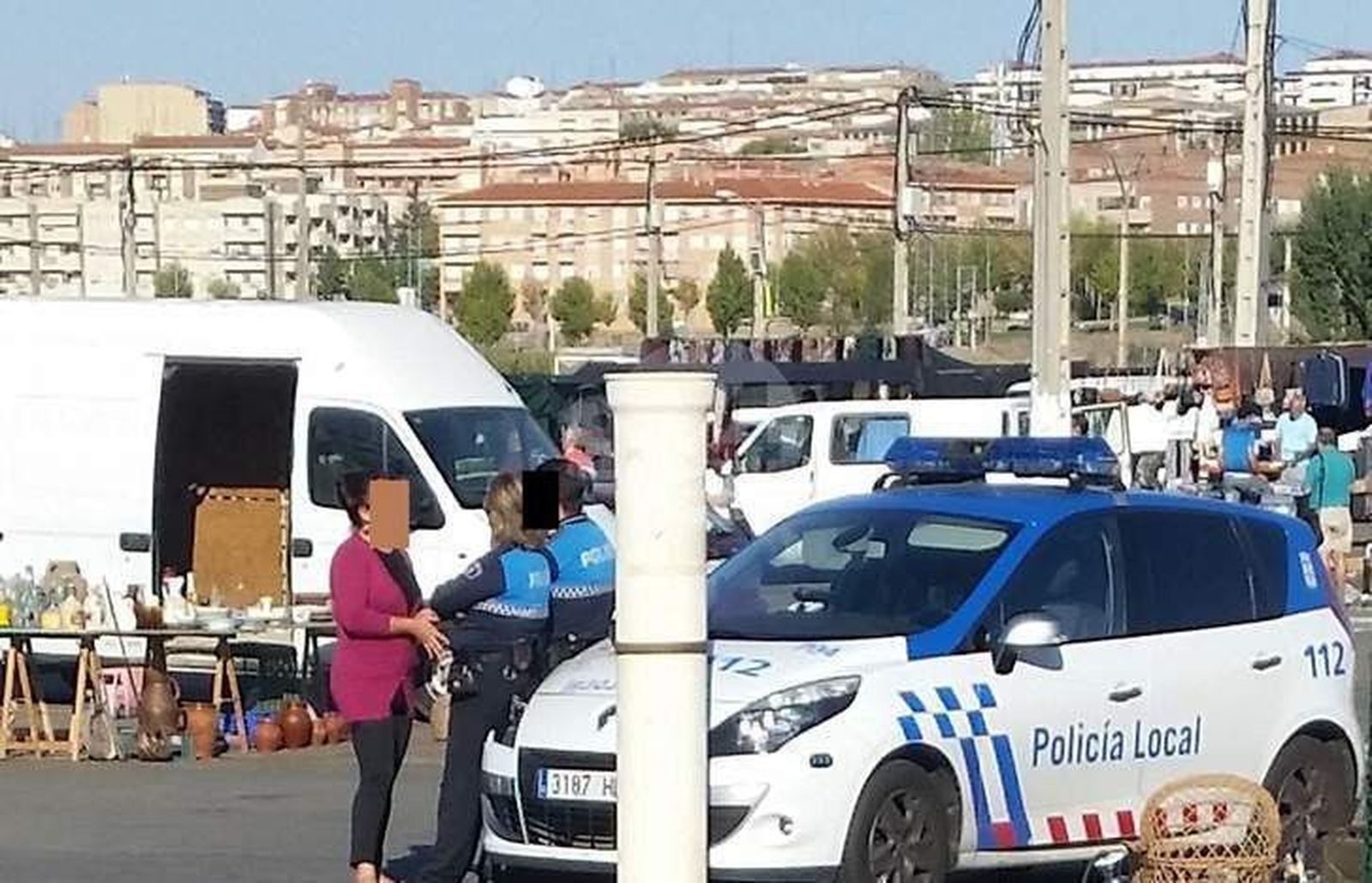 La Policía Local se incauta de más de medio centenar de prendas deportivas falsificadas en el Rastro