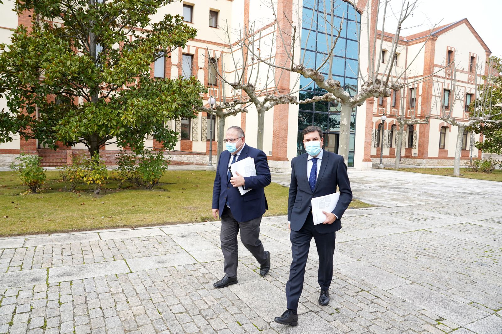 El consejero de Economía y Hacienda y portavoz, Carlos Fernández Carriedo, y el consejero de Sanidad, Alejandro Vázquez, comparecen en rueda de prensa posterior al Consejo de Gobierno. Foto ICAL.