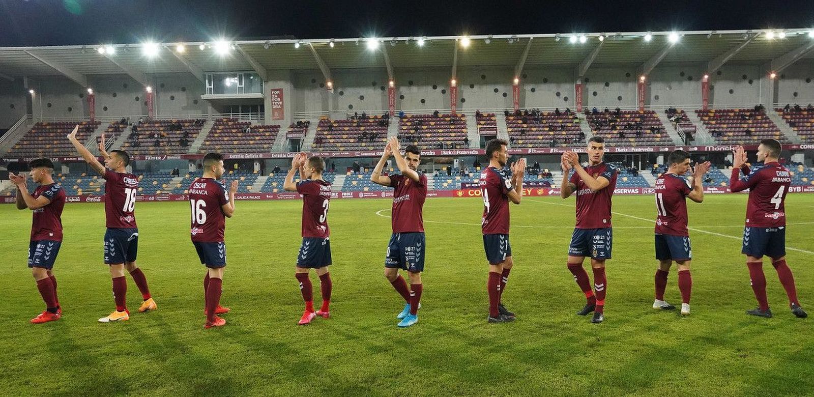 Los jugadores del Pontevedra aplauden a sus aficionados / FOTO: PontevedraViva.