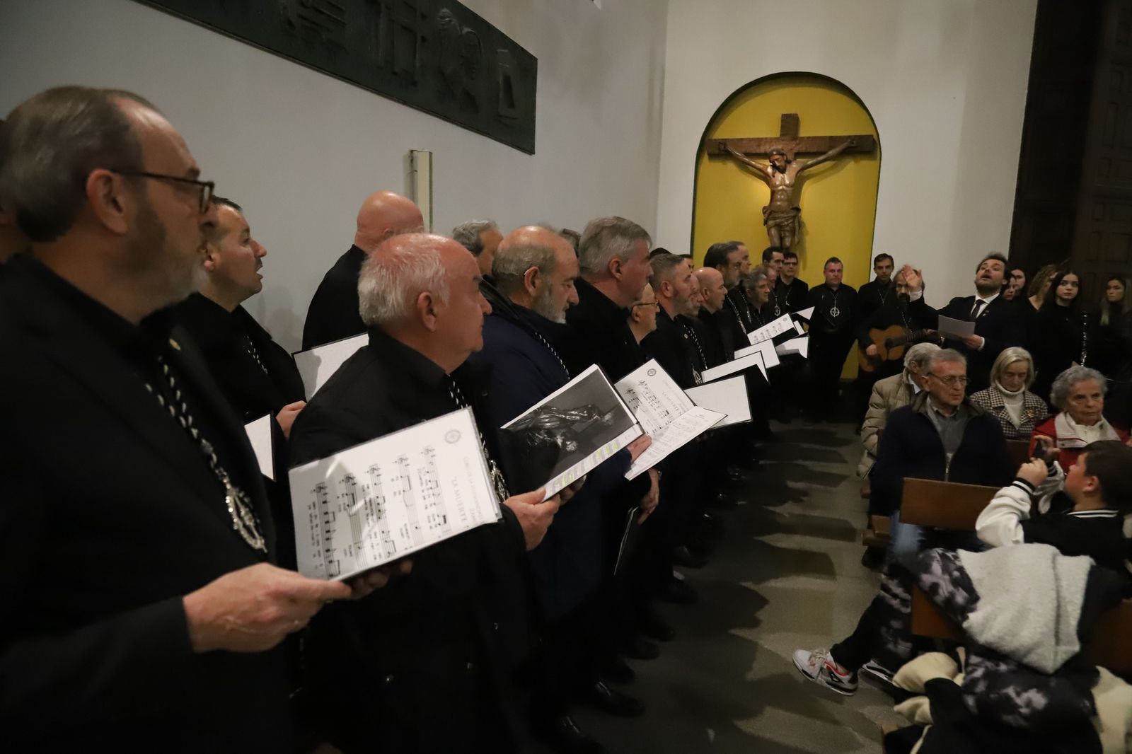 El coro de la Hermandad de Jesús en su tercera Caída. Archivo