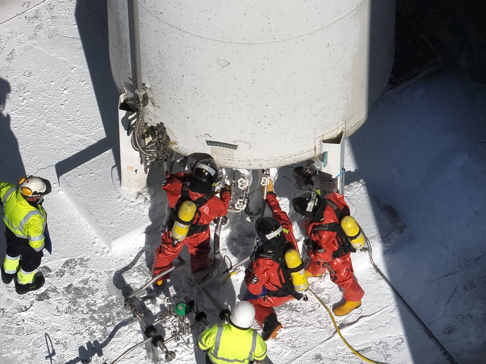 Así ha sido la intervención de la UME para sellar la fuga de gas natural licuado en una fábrica de Fuentes de Béjar