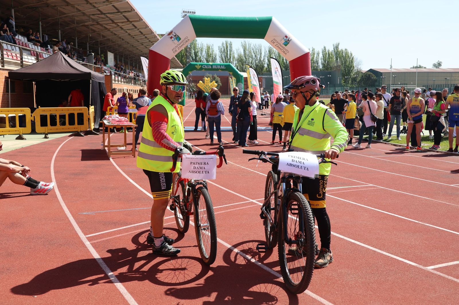 GALERÍA | Revive en imágenes la llegada a meta de los atletas en la Media Maratón de Zamora