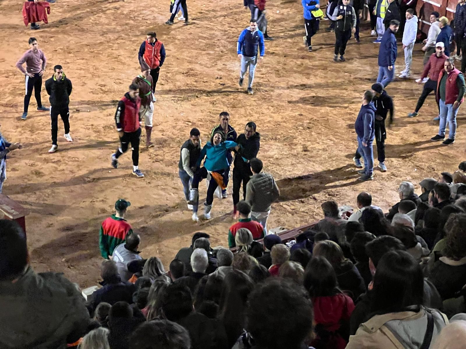 Momento en el que la joven es expulsada