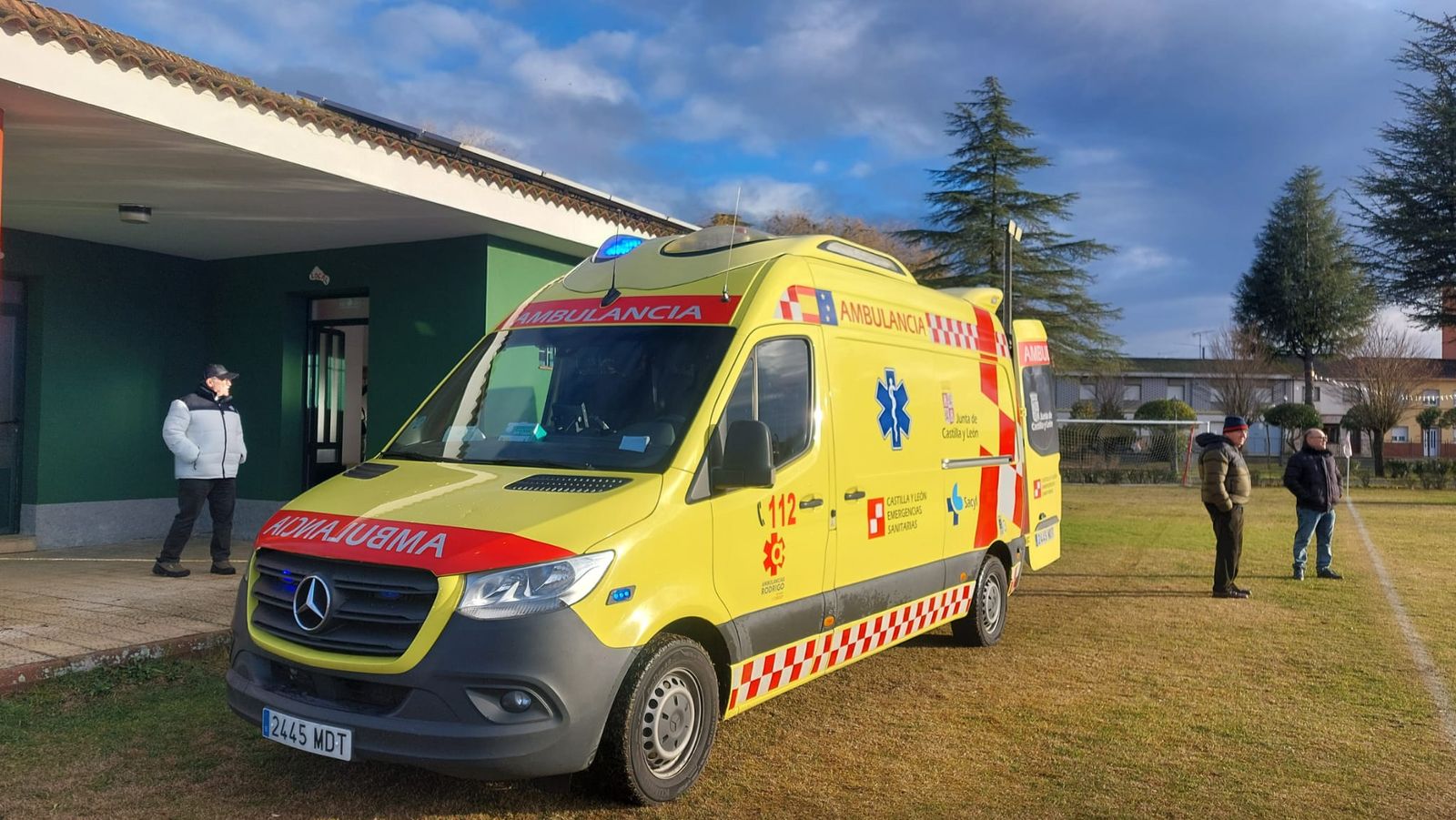 Una ambulancia se trasladó hasta el campo de fútbol para atender al joven