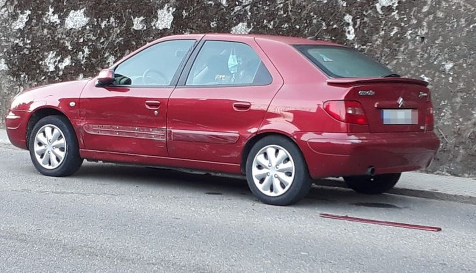 El coche que ha sufrido el golpe en la carretera de la Estación (1)
