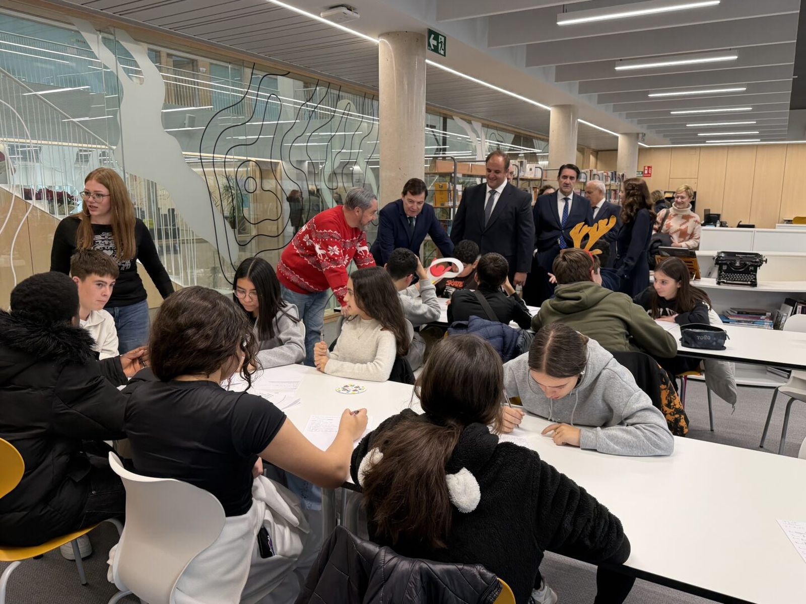 Visita de Alfonso Fernández Mañueco al instituto de Guijuelo