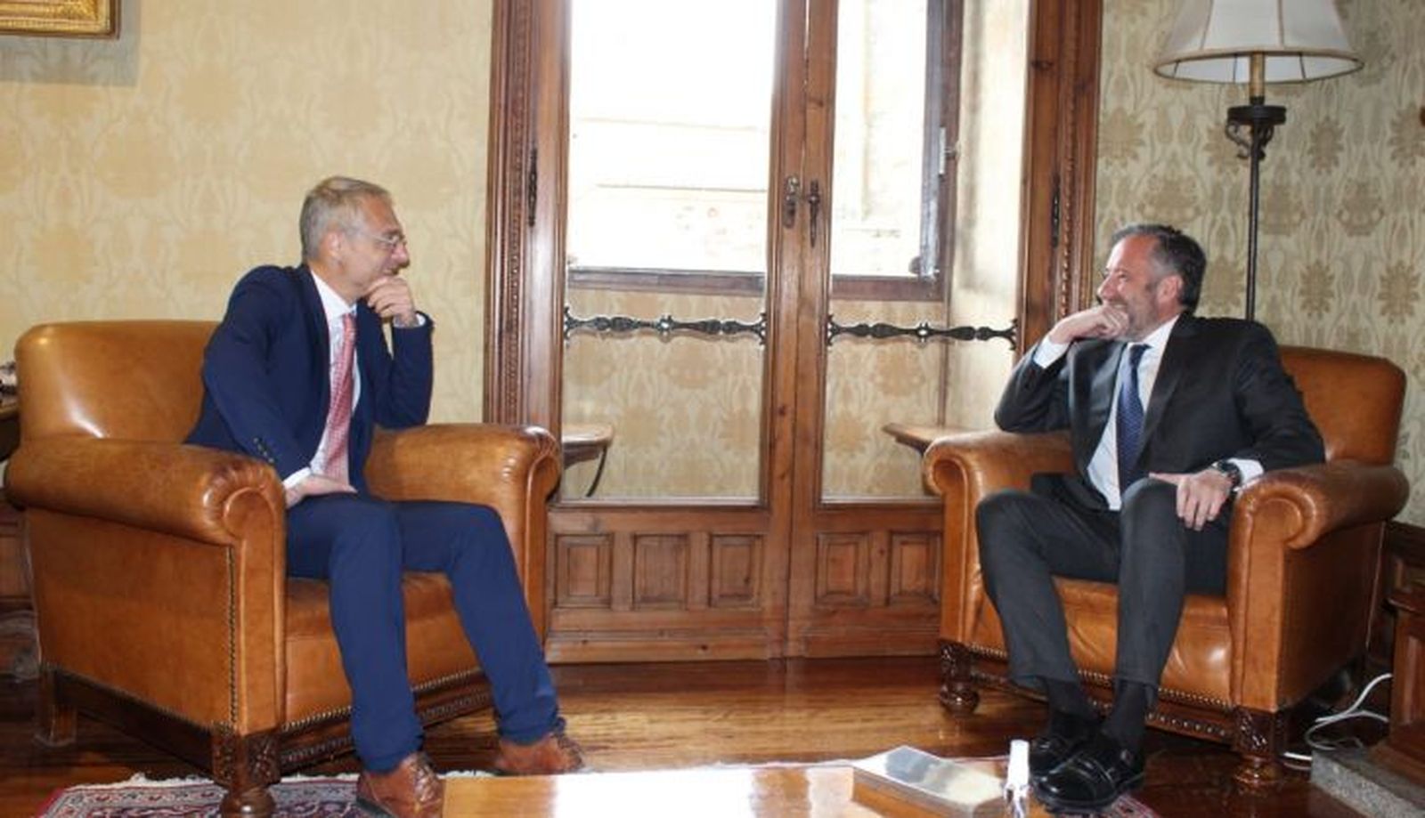 El rector de la Universidad de Salamanca, Ricardo Rivero, recibe al presidente de las Cortes de Castilla y León, Carlos Pollán Fernández