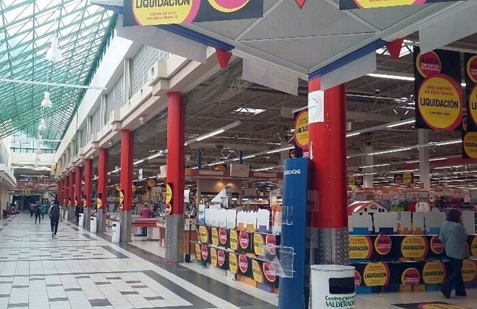 Veinte mil personas han visitado la liquidación de productos de Eroski antes de la llegada de Carrefour