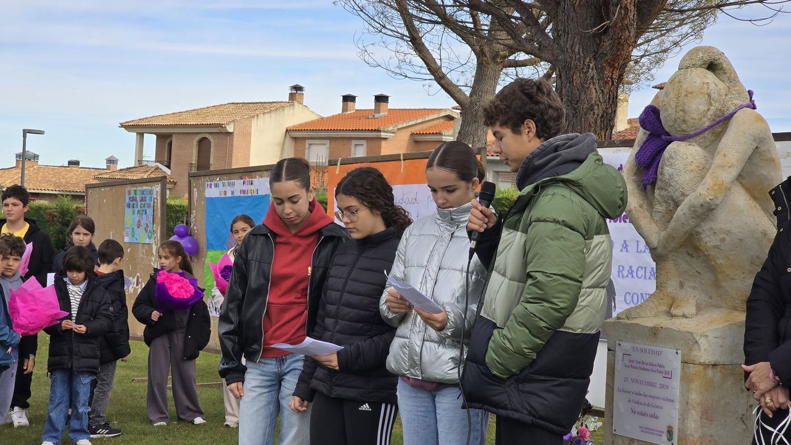 Ofrenda floral y lectura del manifiesto institucional por el Día Contra la Violencia de Género