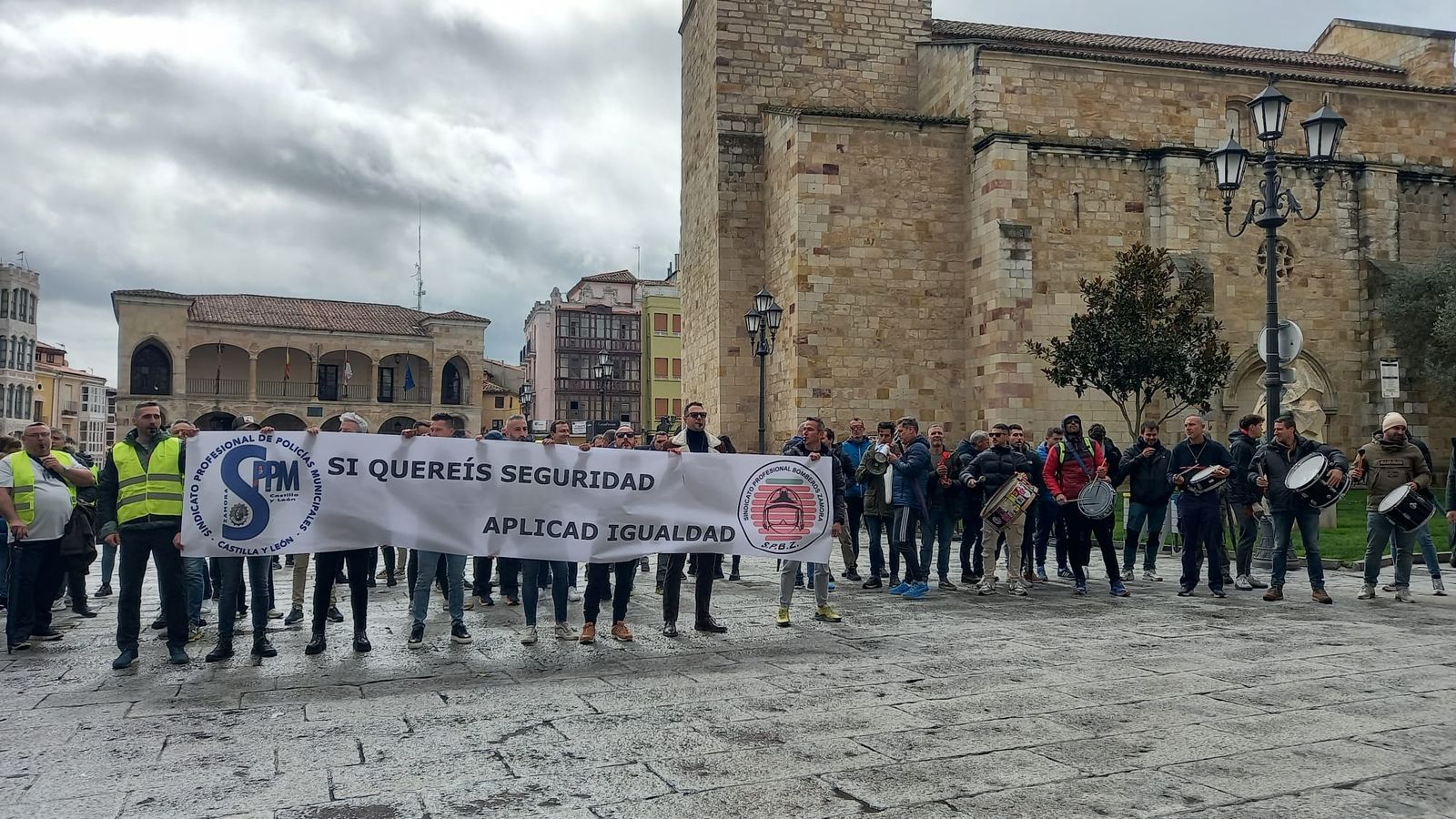 Policías y bomberos se concentran frente al Ayuntamiento