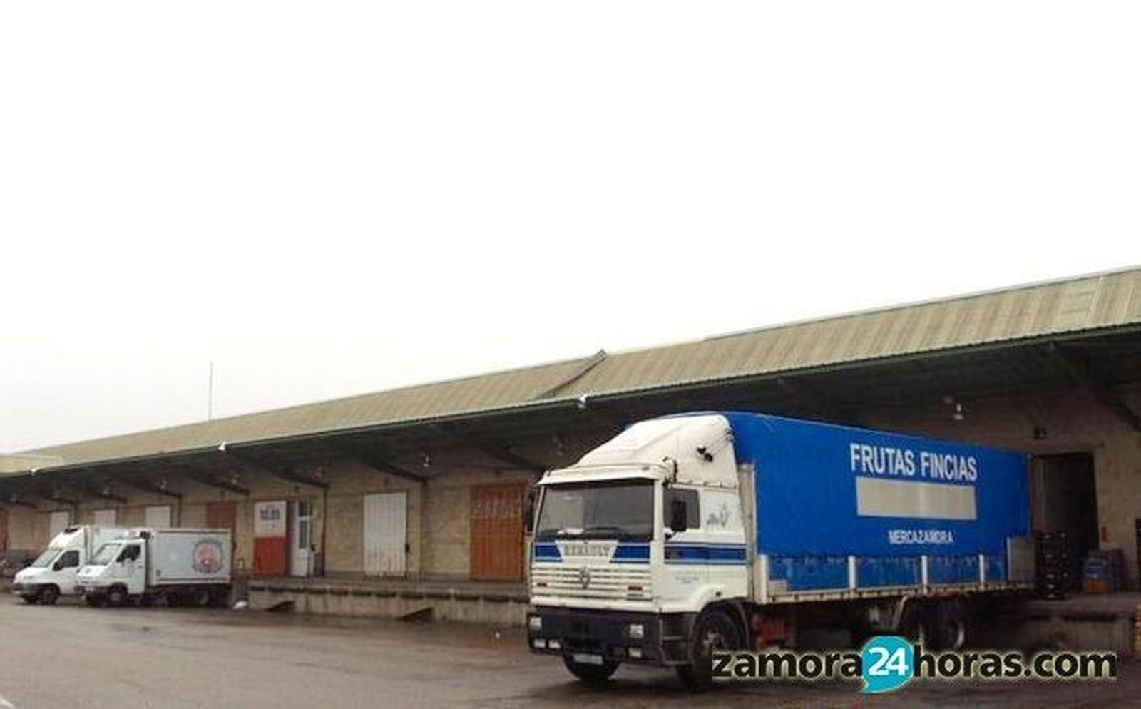 Viñas señala que la licencia de actividad del bar de Mercazamora ha caducado y prioriza la ocupación de los módulos