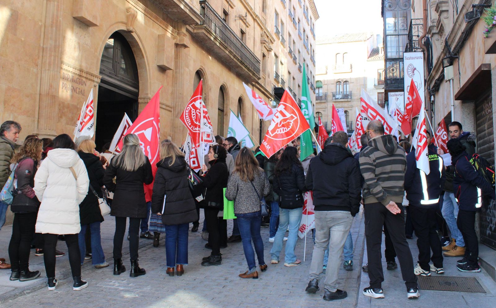 Los sindicatos se movilizan por tercera semana consecutiva para exigir un "salario digno" frente a la Diputación