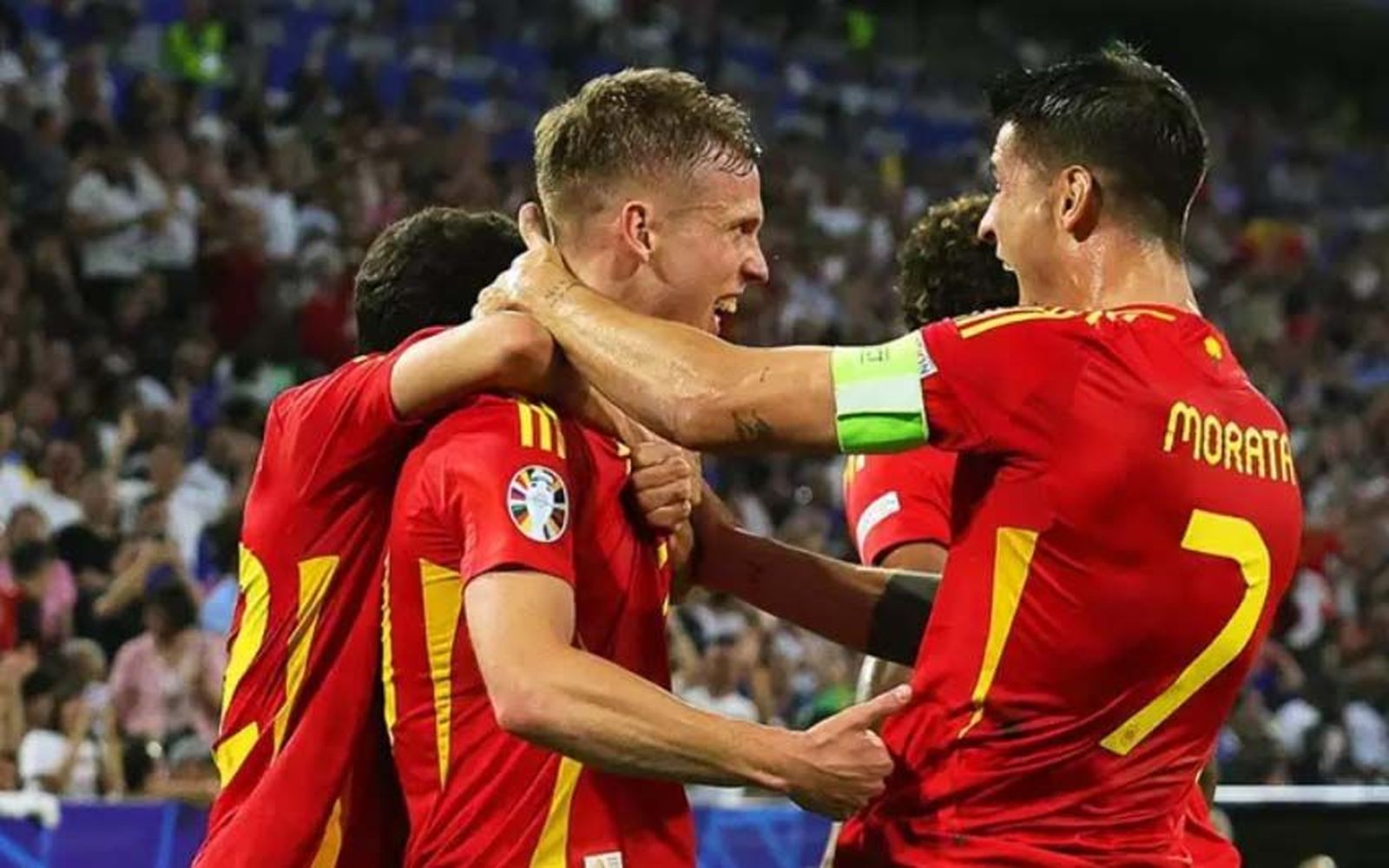 Dani Olmo celebra el segundo gol de España con sus compañeros en la semifinal. Christian Charisius/dpa. Europa Press