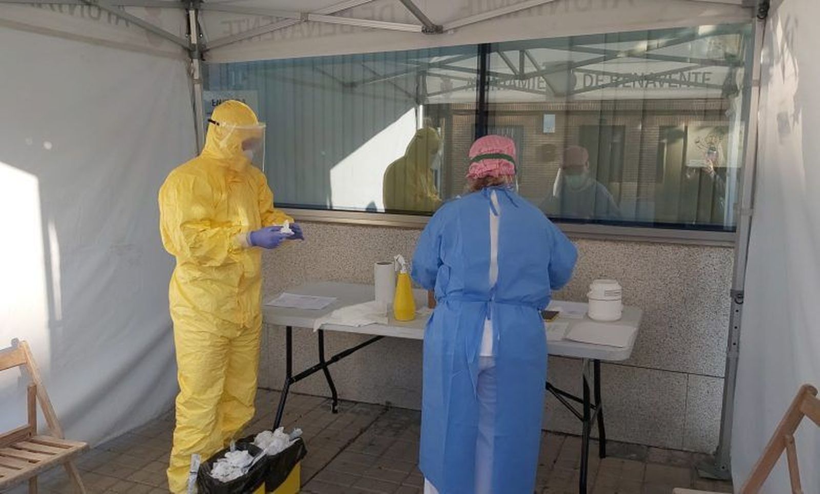 Profesionales preparados para a realización de pruebas PCR de detección de coronavirus. Benavente Digital