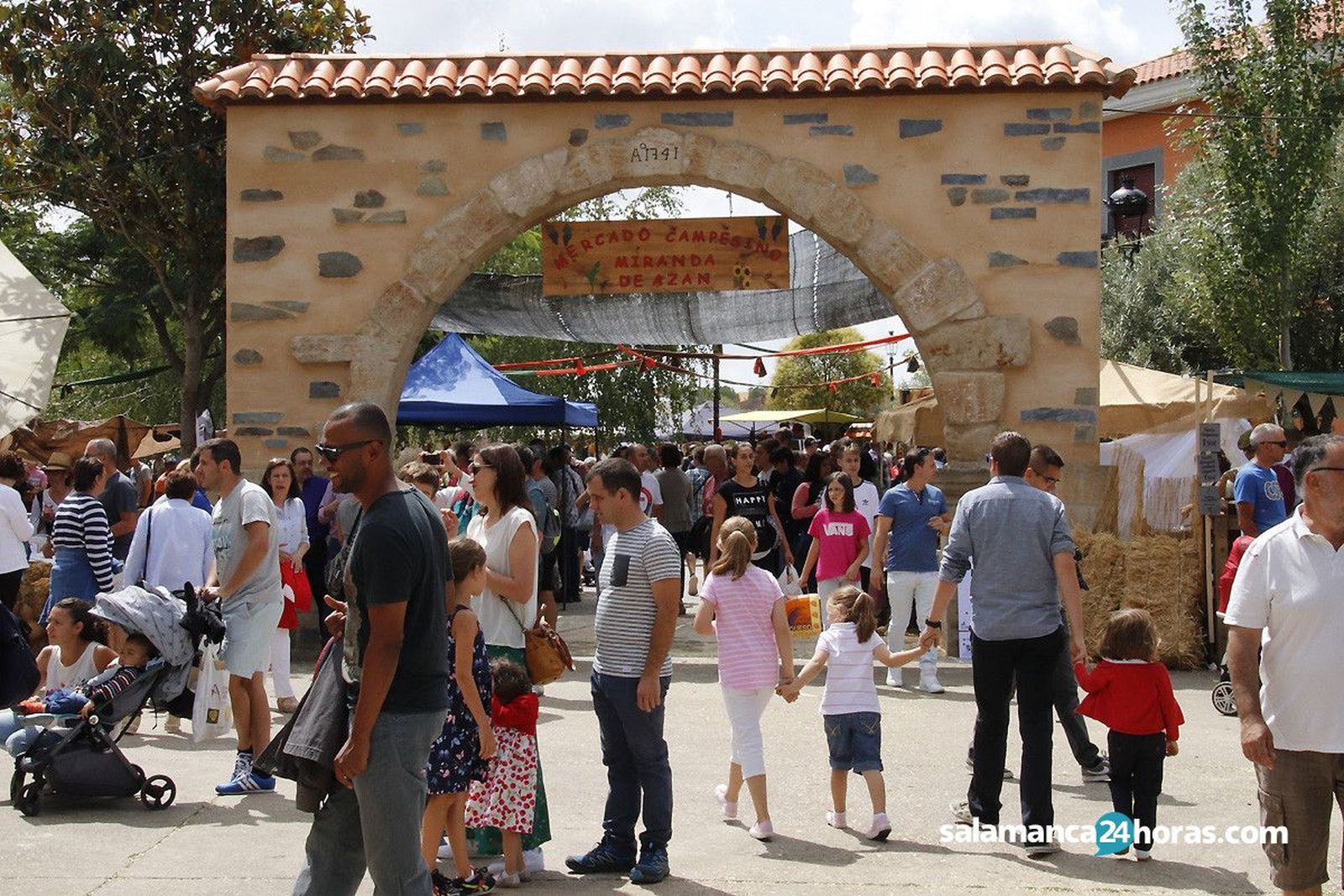 Mercado campesino en Miranda de Azan (1)