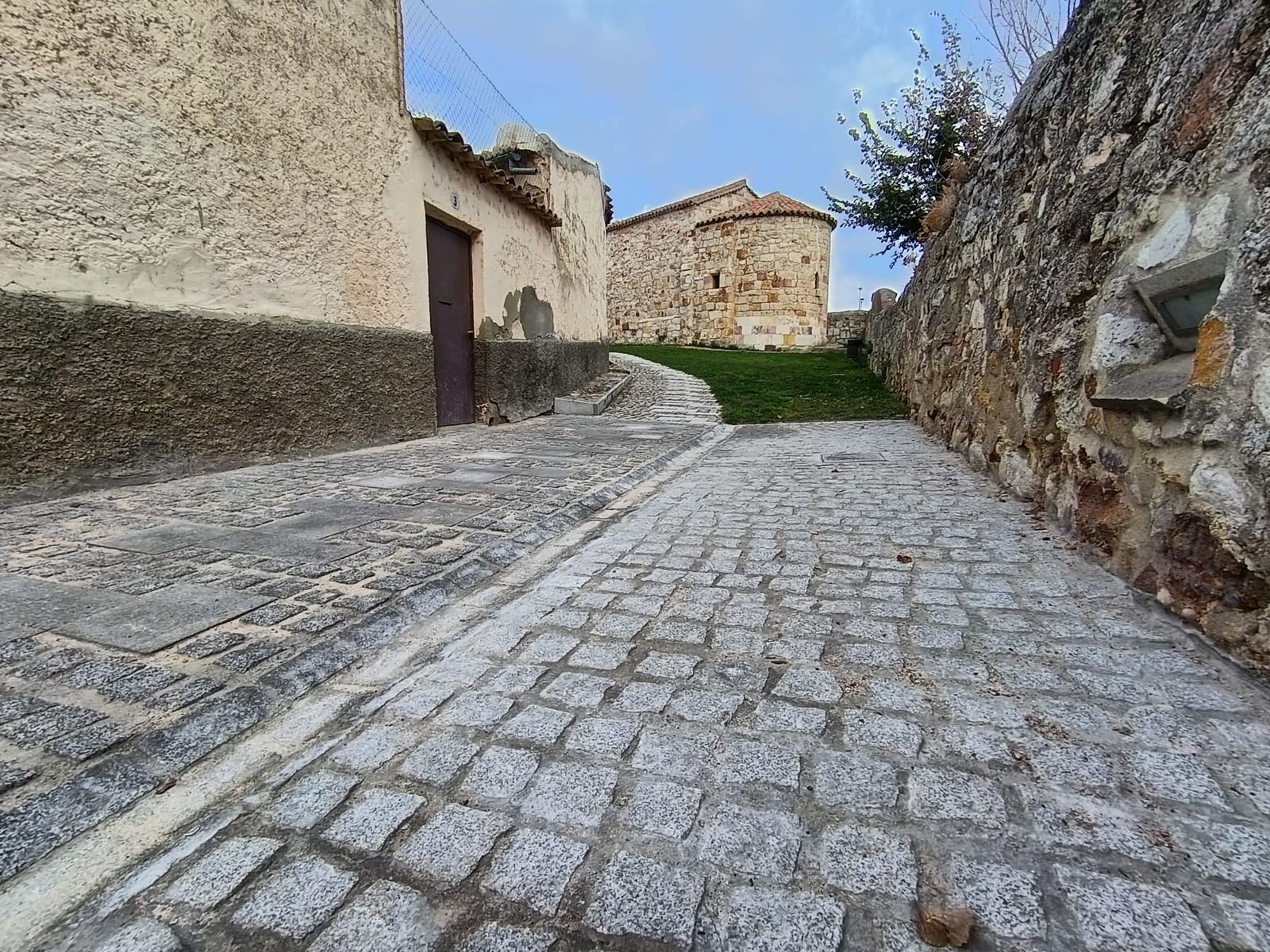 Imagen de la obra concluída en el acceso a la iglesia de Santiago de los Caballeros