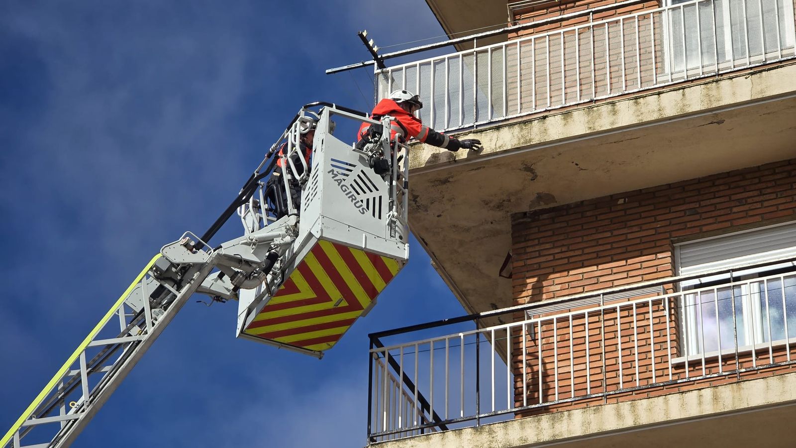 Caída de cascotes en la avenida Portugal
