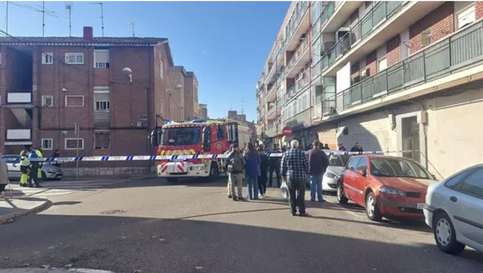 Los Bomberos de Valladolid trabajan en un incendio registrado este sábado en la calle Cisne - EUROPA PRESS