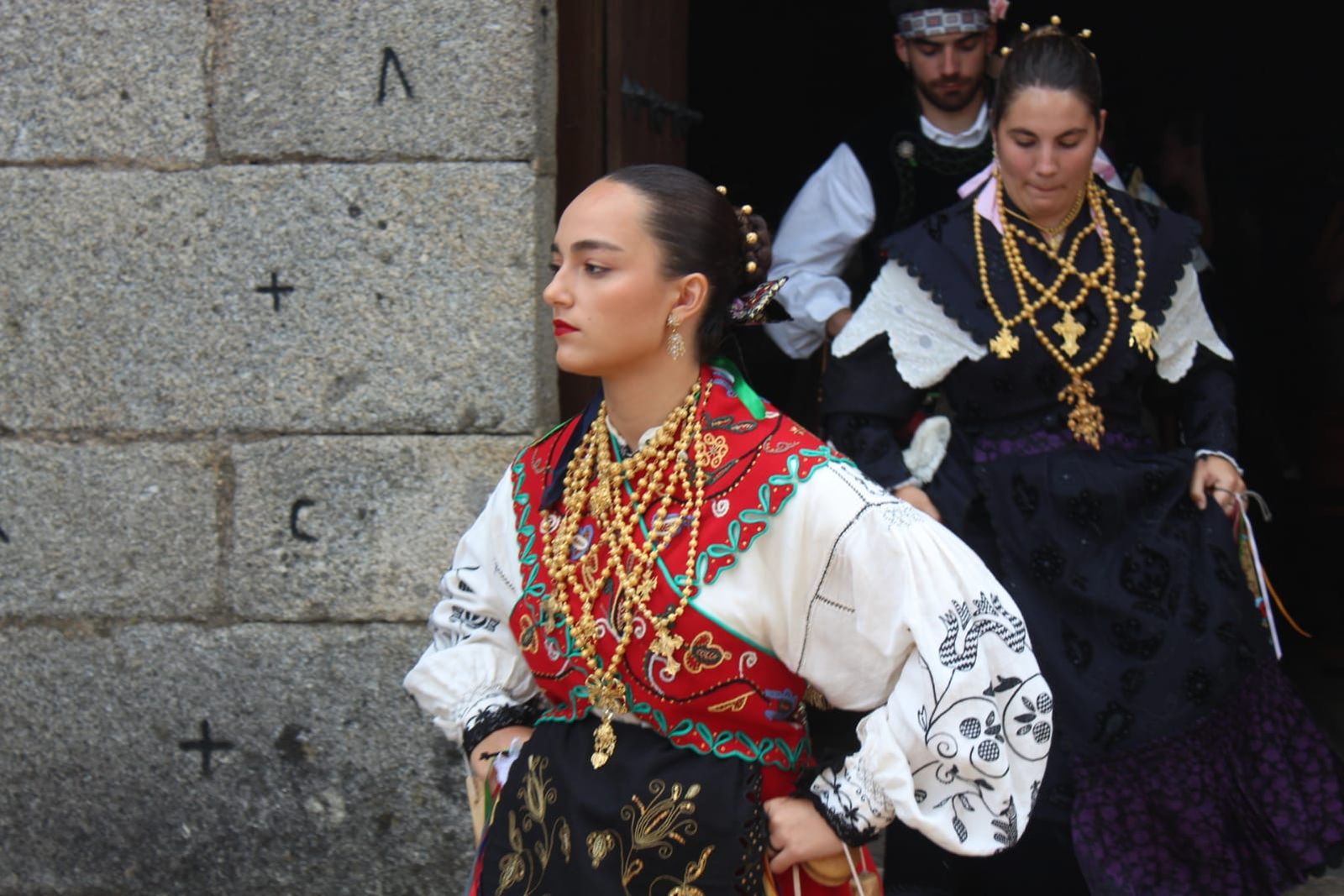 solemne-misa-en-la-iglesia-del-robledo-de-sequeros-procesion-y-ofertorio-39