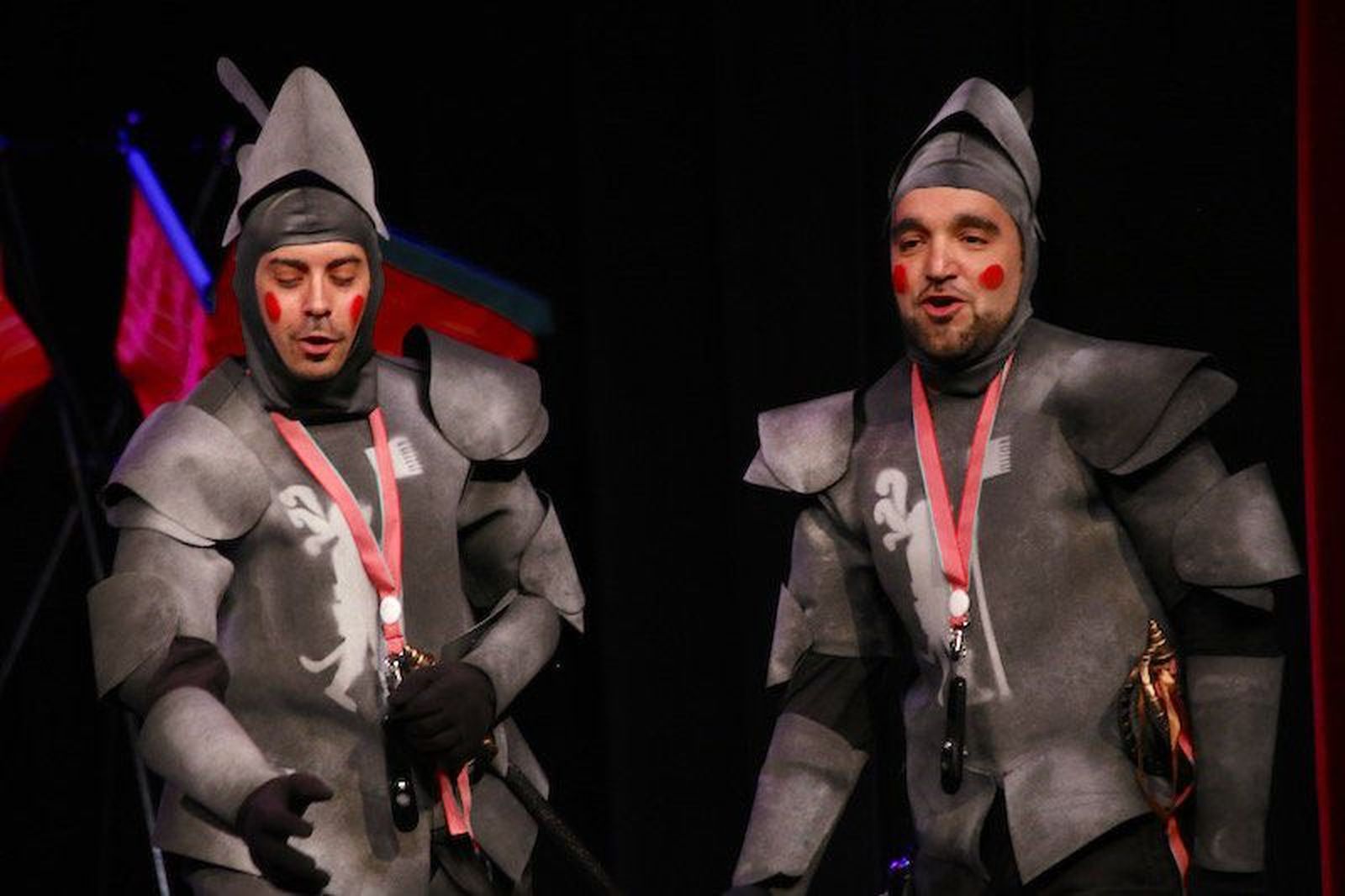 Murga 'Los Veletas' en una actuación en el Teatro Ramos Carrión. Archivo.