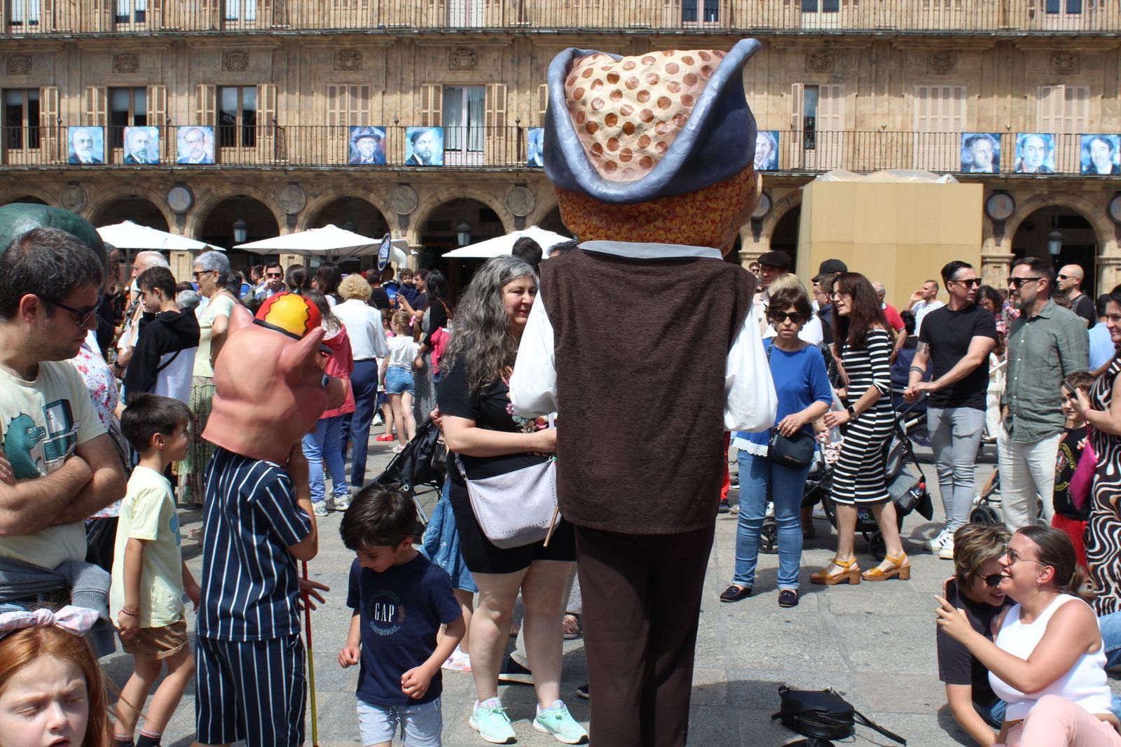 Cabezudos y charangas por el centro de la ciudad