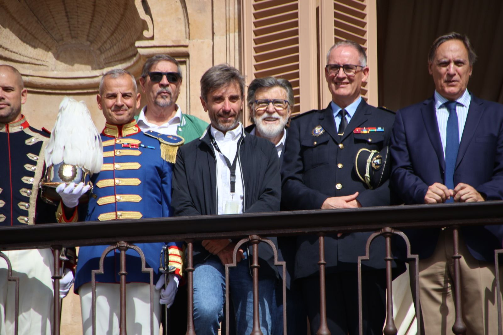 El alcalde de Salamanca, Carlos García Carbayo, recibe miembros y antiguos  miembros de la Escolta de Gran Gala de la Policía Local