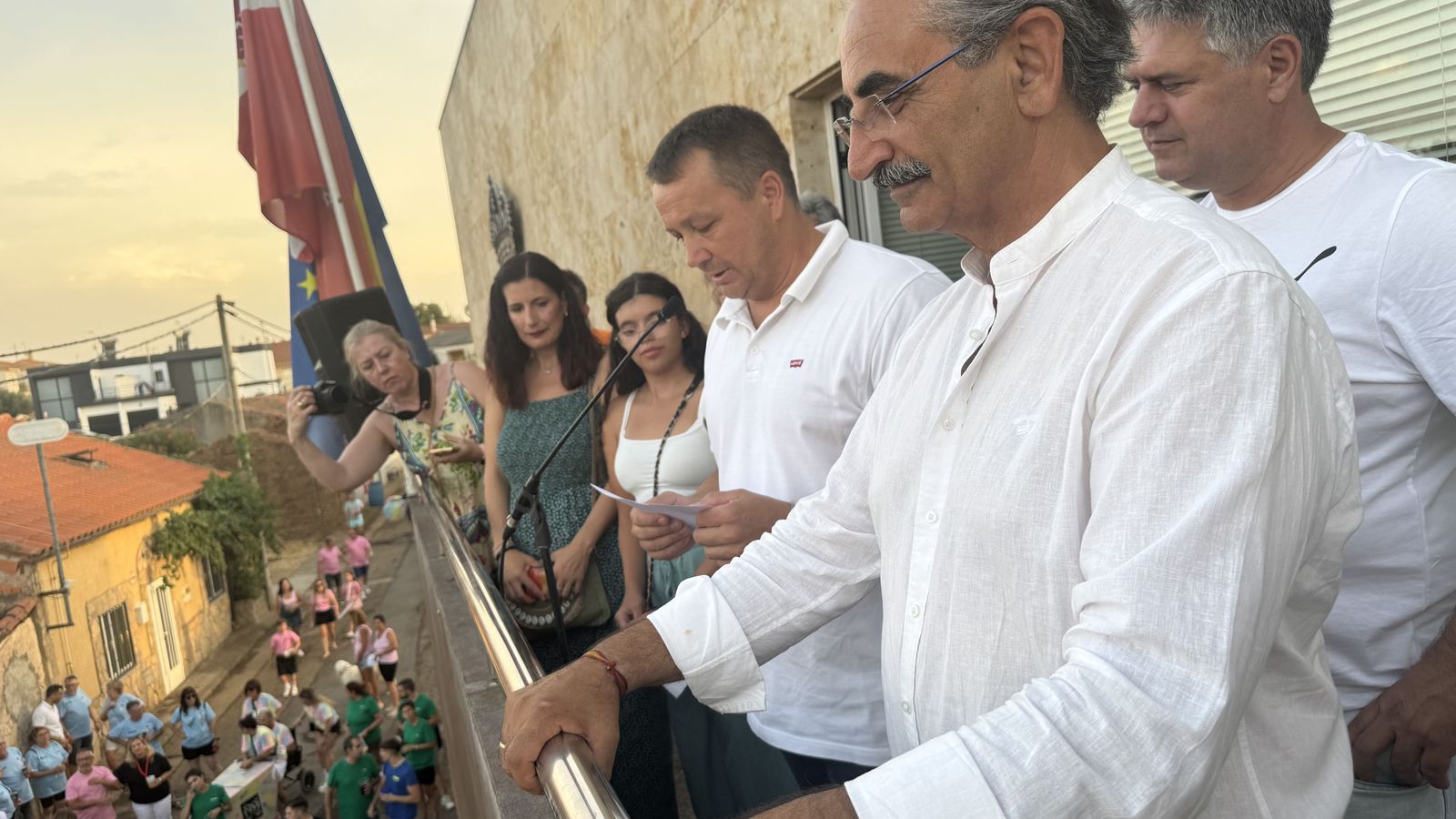 Doñinos de Salamanca. Pregón a cargo de la Asociación Noonan con Celia Vega Cepriá. Acto amenizado con sangría y la charanga El bombazo.