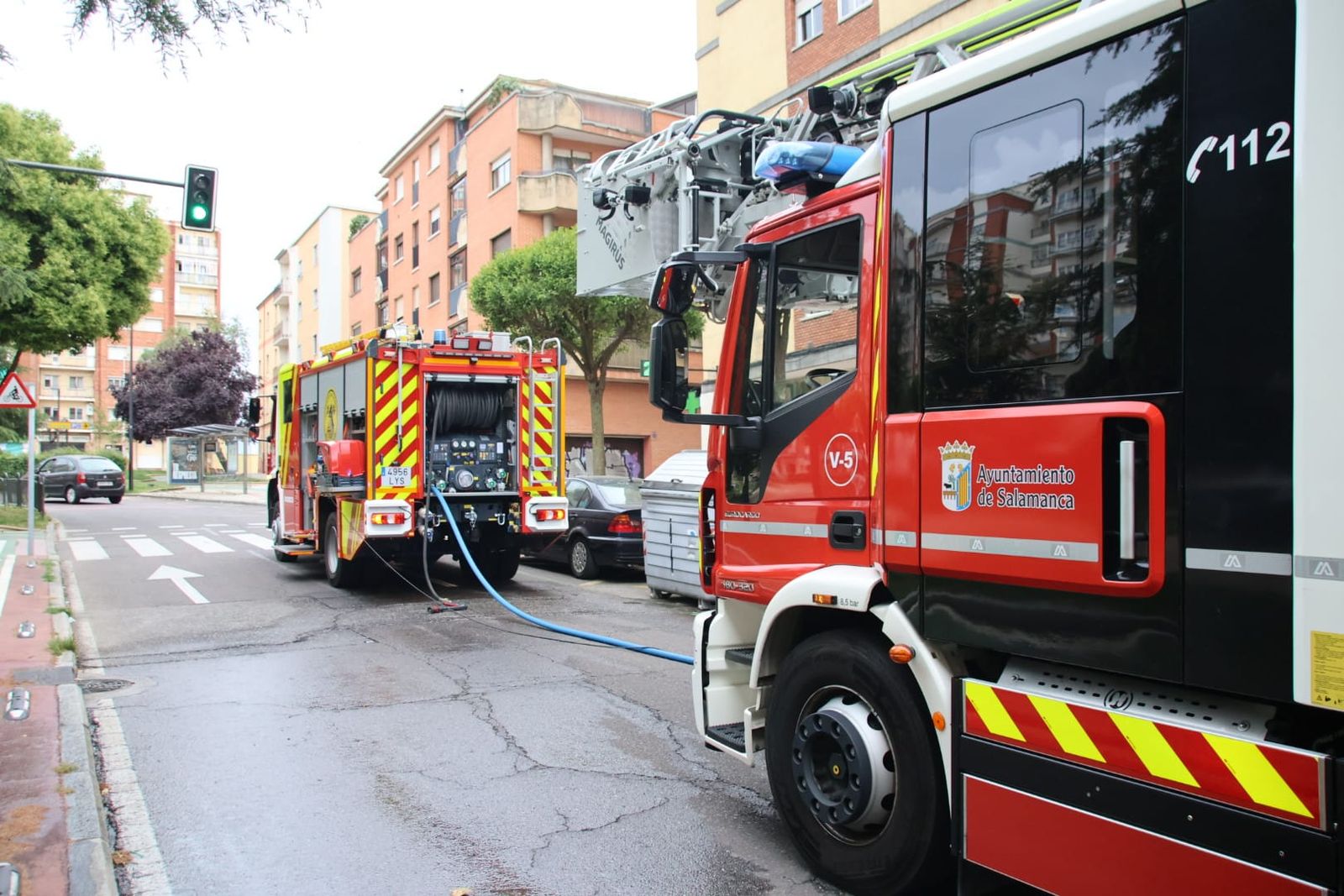 Las llamas movilizan a dos dotaciones de bomberos y a la Policía Local y Nacional en la avenida Alfonso IX de León