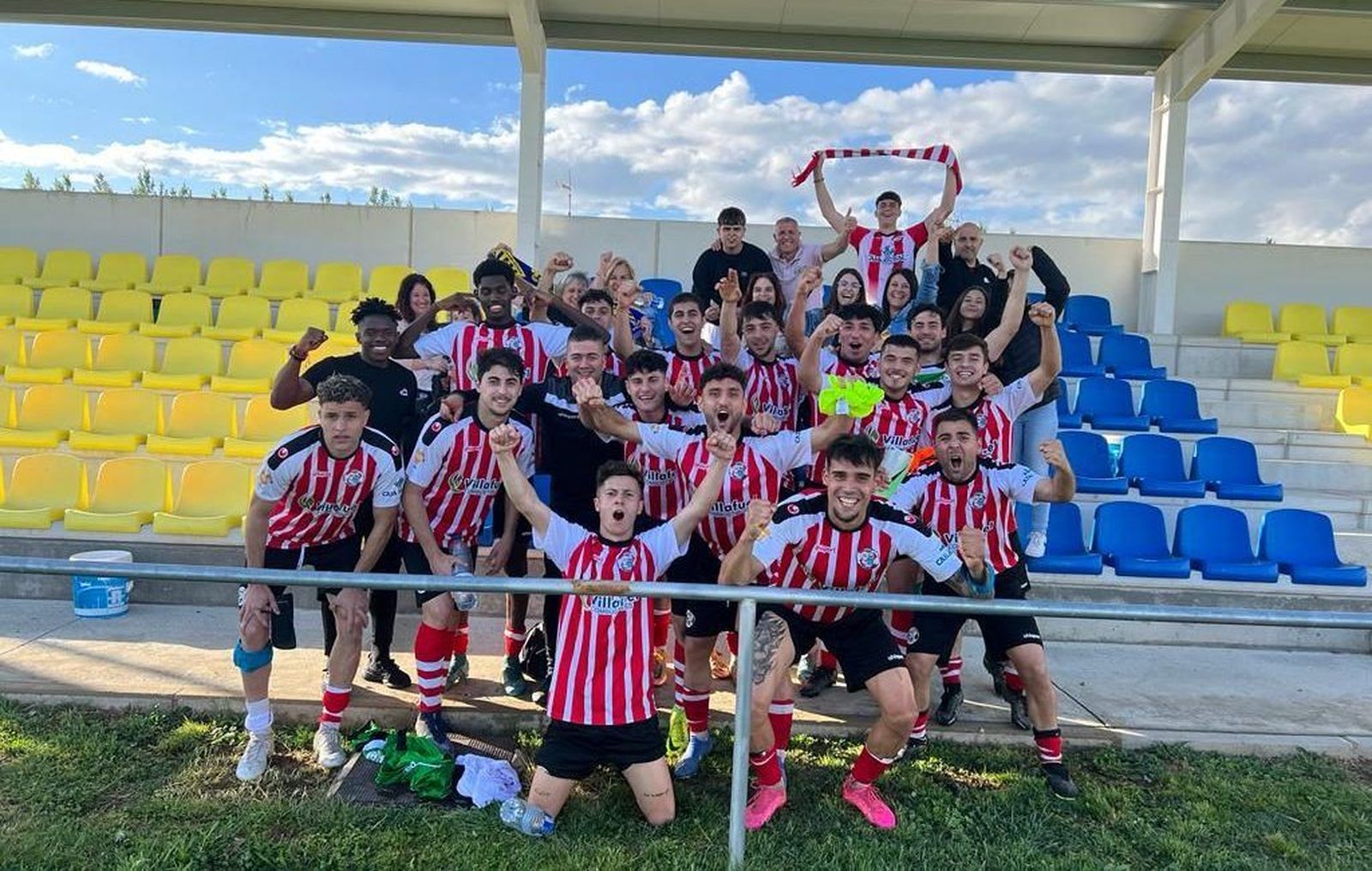 Plantilla del Zamora B celebrando el playoff