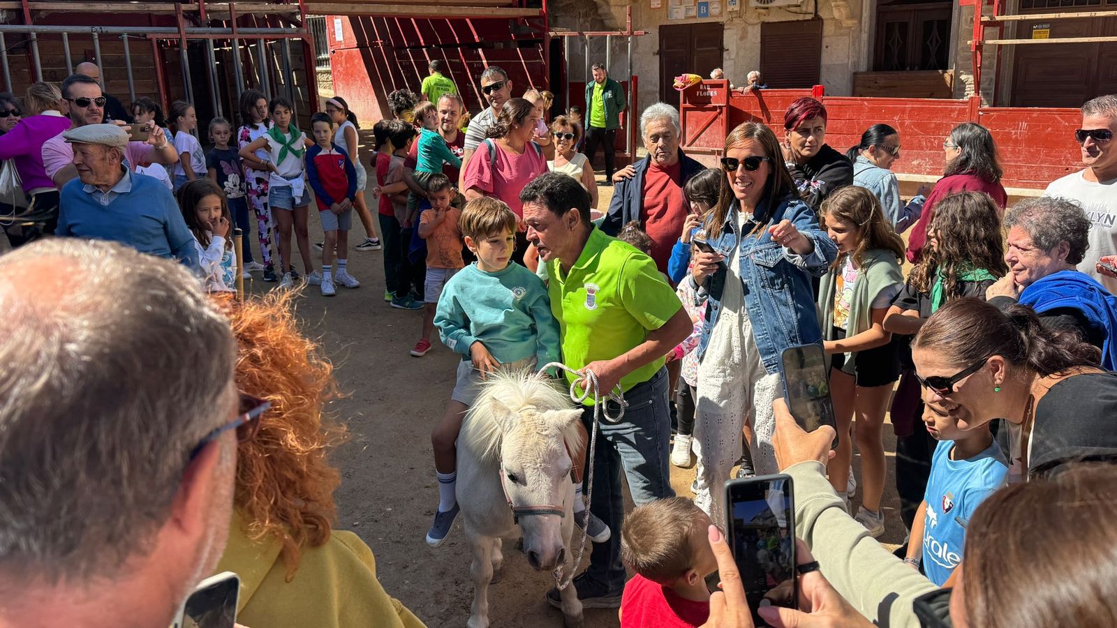 Poni en el encierro de mini bueyes en Aldeadávila de la Ribera