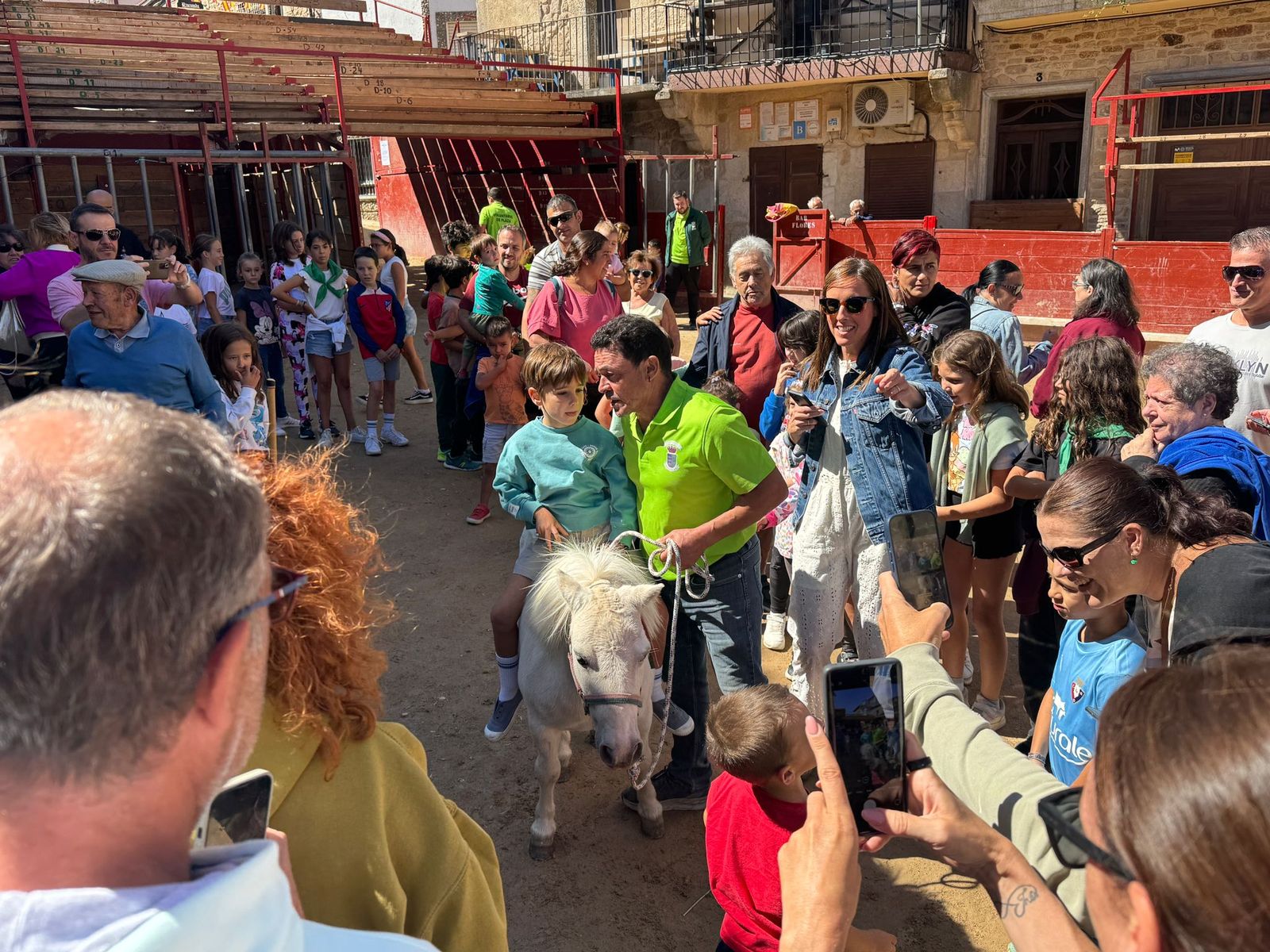 Poni en el encierro de mini bueyes en Aldeadávila de la Ribera