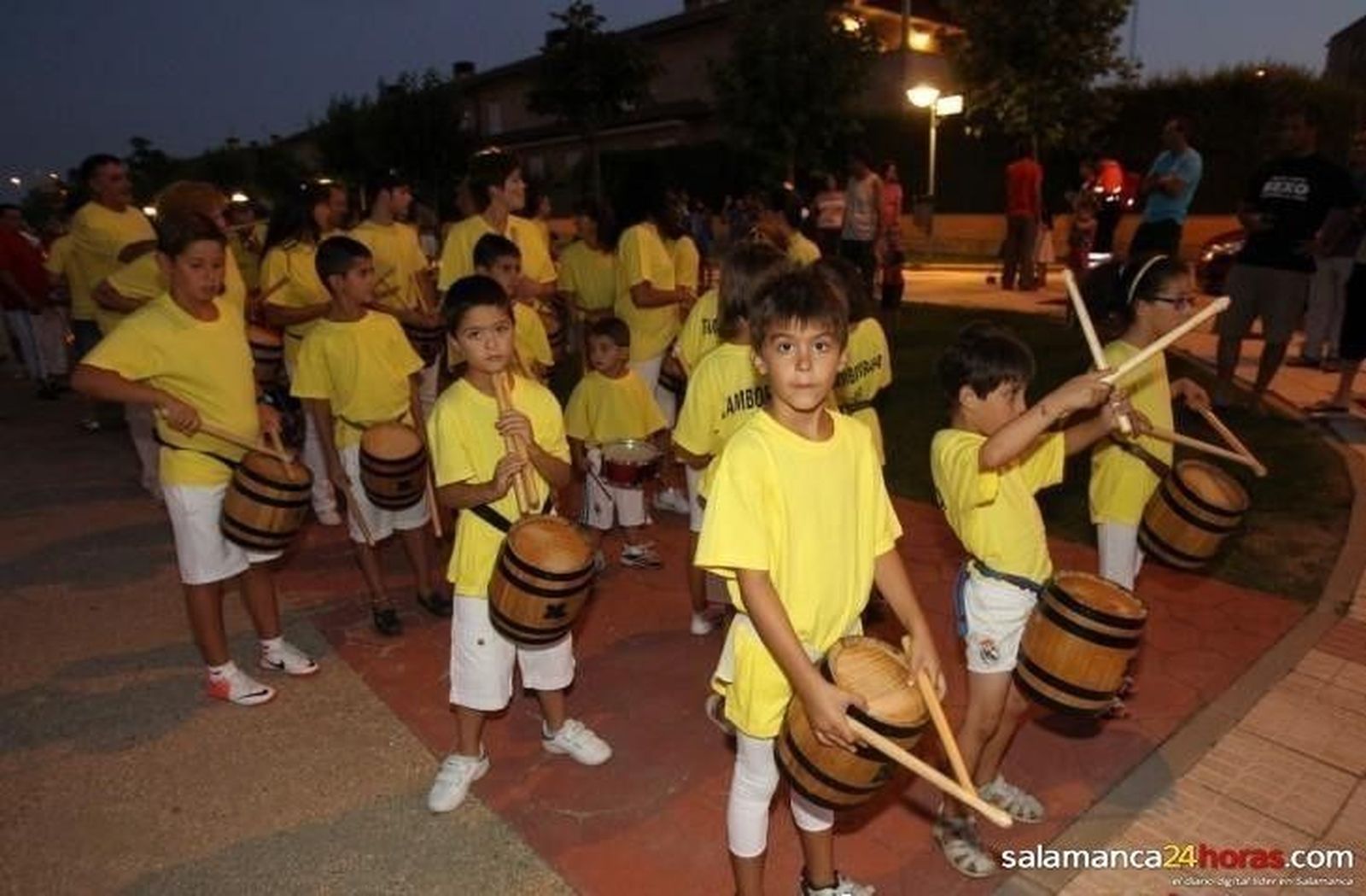 El estruendo de la tamborrada marca el compás de inicio de las fiestas