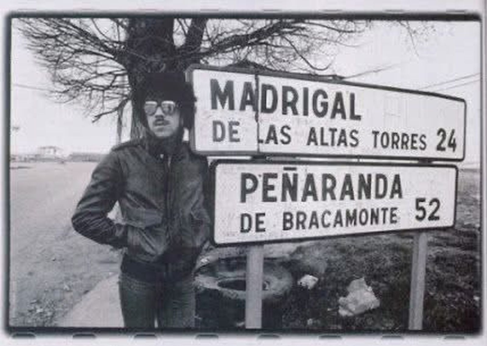 Phil Lynott, cantante de Thin Lizzy, apoyado en los carteles de Madrigal de las Altas Torres y Peñaranda de Bracamonte | Foto: Ross Halfin