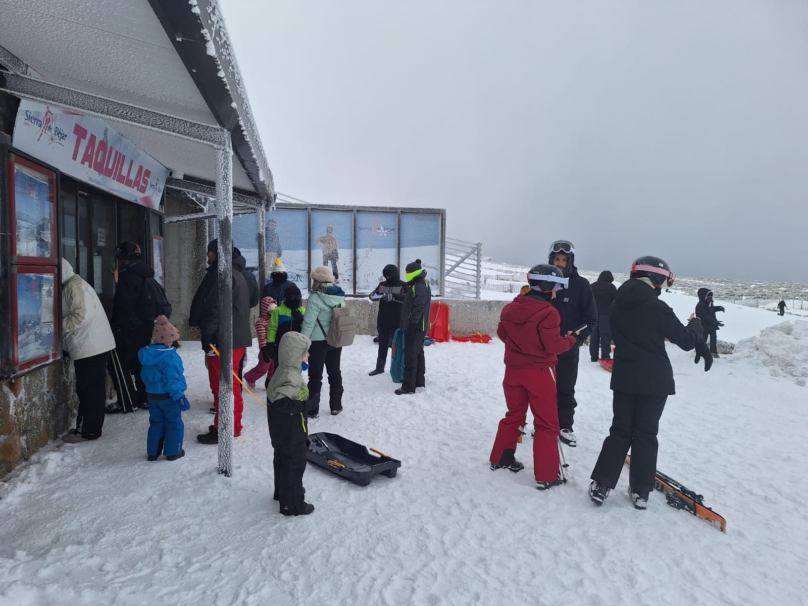 La nieve devuelve la blanca vida a La Covatilla
