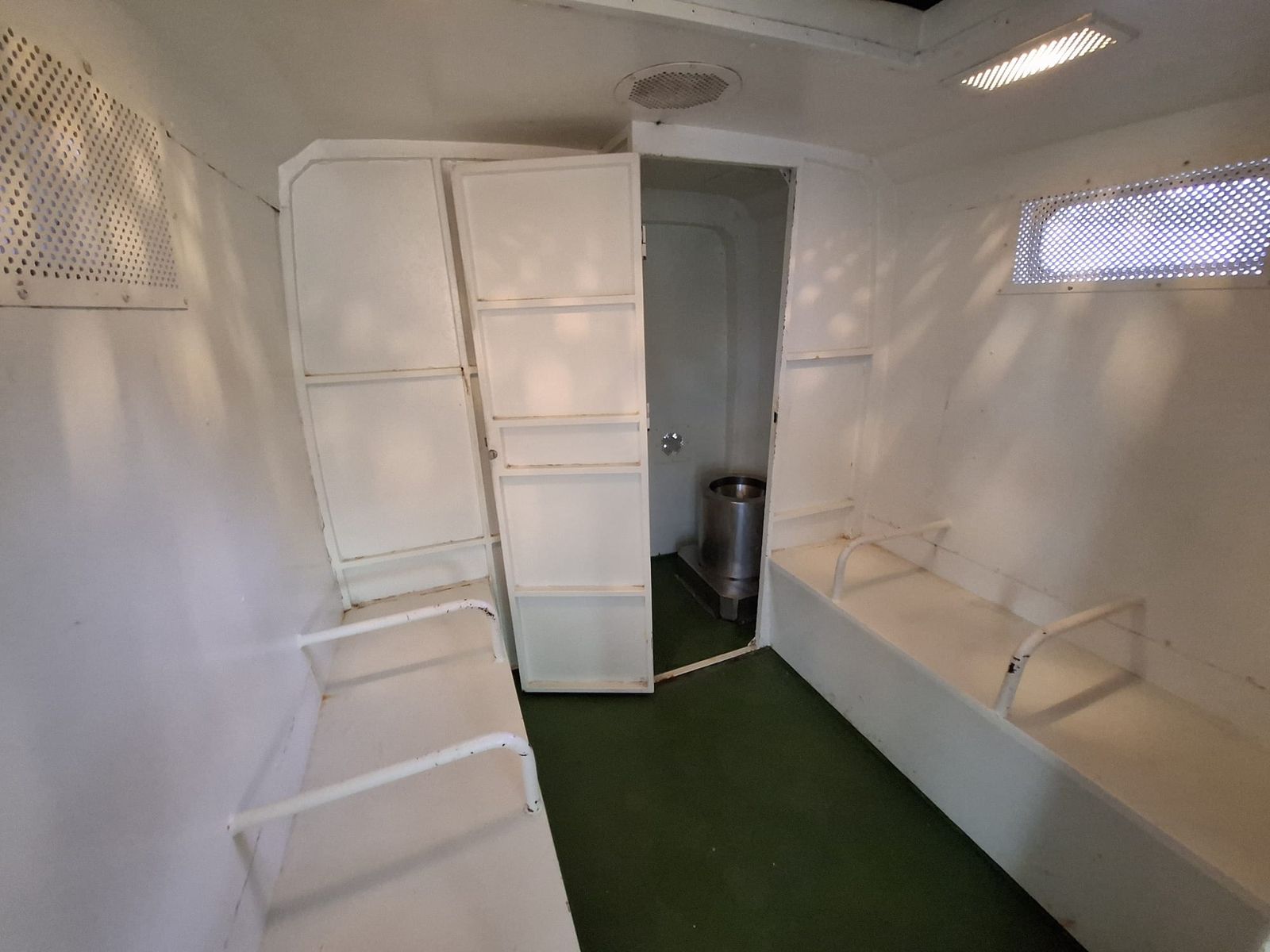 Interior de uno de los furgones de la Guardia Civil que trasladan presos y detenidos sin cinturones de seguridad