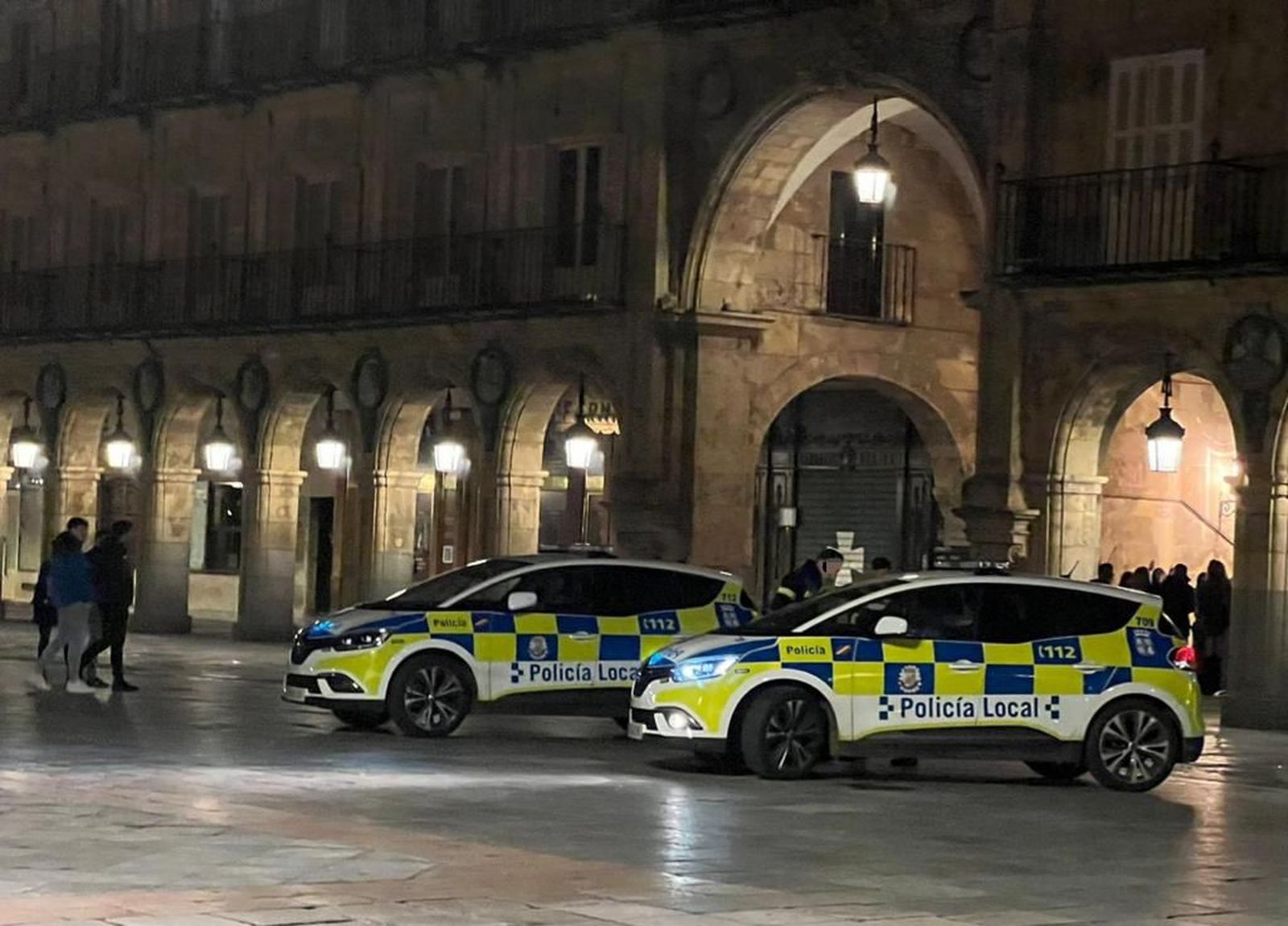 patrullas de coches de Policía Local en la Plaza Mayor de Salamanca