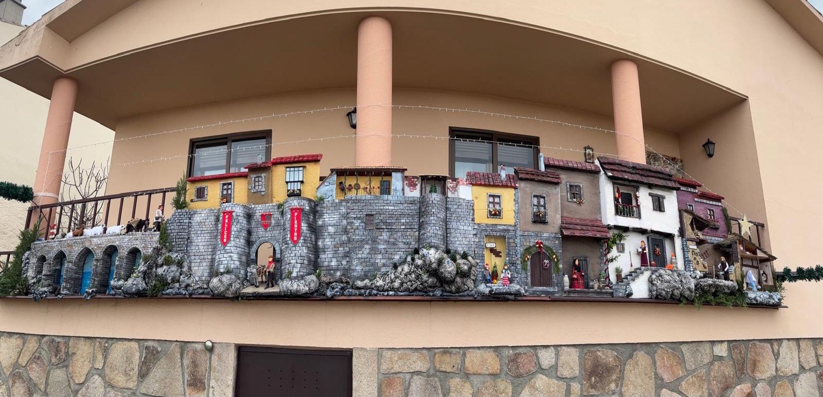 J.S.S. - Decoración navideña en una vivienda de Ledesma (5).jpg