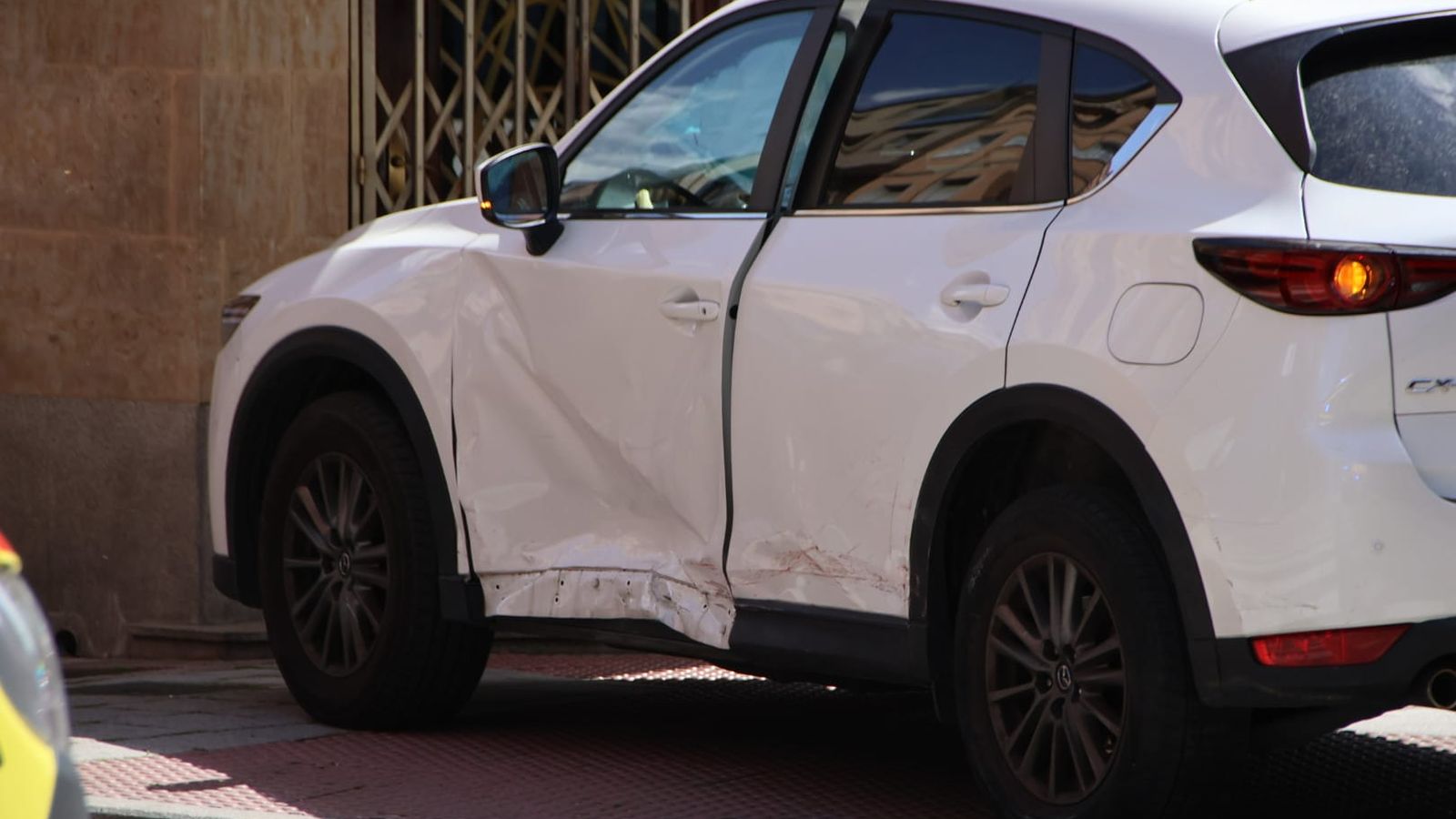 Dos coches colisionan en la calle Pizarro con Alfonso de Castro