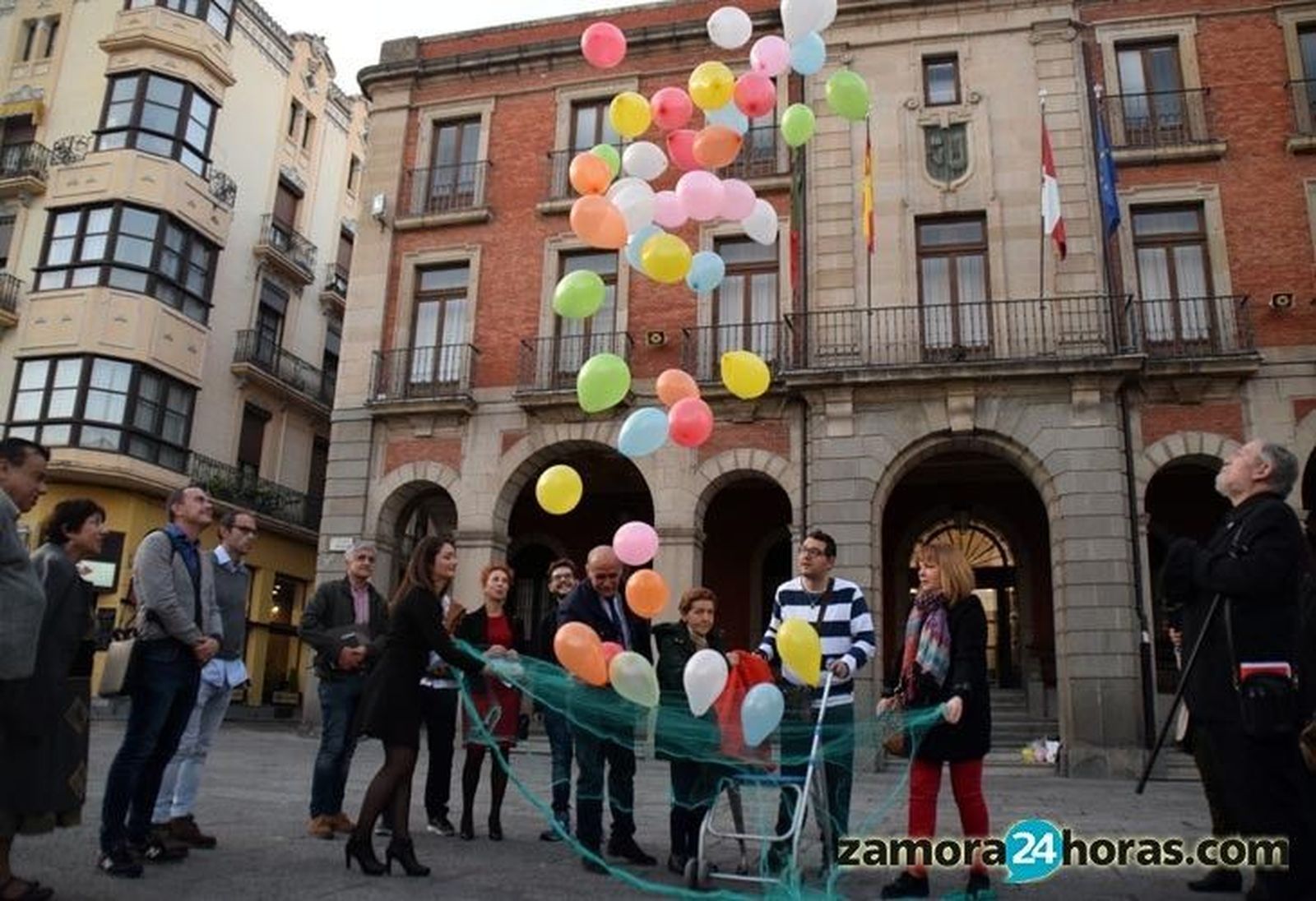 Suelta de globos para visibilizar el trabajo de la Asociación de Daño Cerebral Adquirido