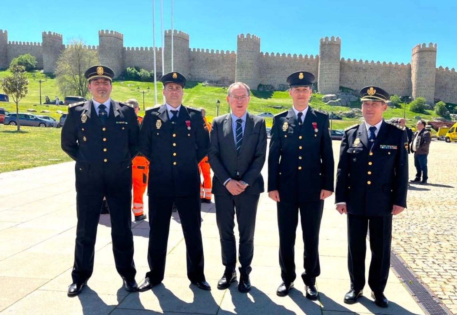 Ángel Blanco acompaña a los agentes que han recibido la medalla al mérito